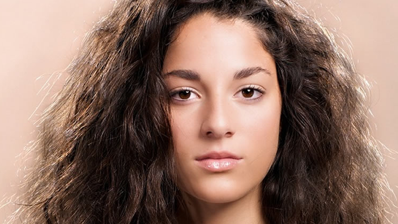 حلول الشعر المجعد: نصائح وحيل لتقليل التجعد